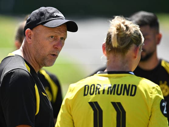 12.07.2026, xophax, Fussball , Regionalliga West .Frauenfussball. Borussia Dortmund. Testspiel in der Sportschule Hennef Borussia Dortmund gegen Eintracht Frankfurt II. Alexandra Popp ( Bor. Dortmund ) und BVB Trainer Markus Högner , links ( Dortmund ) Koeln *** July 12, 2026, xophax, Soccer, Regionalliga West Women s Soccer, Borussia Dortmund Friendly Match at the Hennef Sports School, Borussia Dortmund vs. Eintracht Frankfurt II, Alexandra Popp (Bor Dortmund) and BVB Coach Markus Högner, left: Dortmund, Cologne