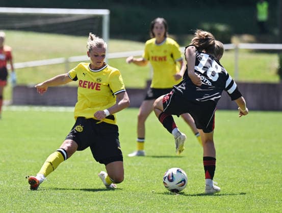 12.07.2026, xophax, Fussball , Regionalliga West .Frauenfussball. Borussia Dortmund. Testspiel in der Sportschule Hennef Borussia Dortmund gegen Eintracht Frankfurt II. Alexandra Popp ( Bor. Dortmund , links und Carlotta Schwoerer, rechts ( Frankfurt) Koeln *** July 12, 2026, xophax, Soccer, Regionalliga West Women s Soccer, Borussia Dortmund Friendly Match at the Hennef Sports School: Borussia Dortmund vs. Eintracht Frankfurt II, Alexandra Popp (Bor Dortmund, left) and Carlotta Schwoerer (Frankfurt, right), Cologne