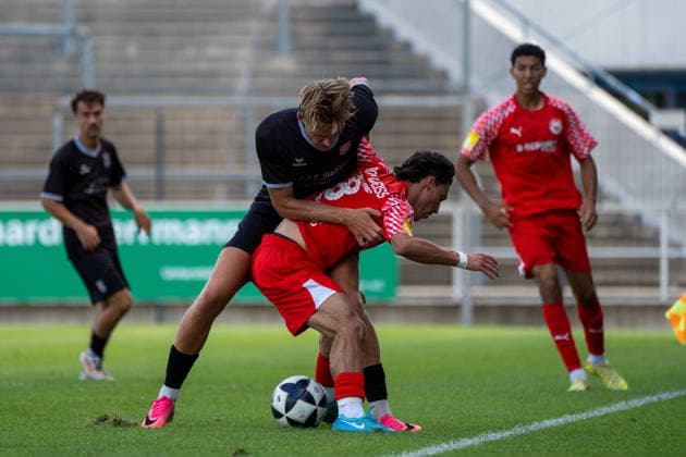 12.07.2026, xhfmx, Fussball Testspiel, FSV Frankfurt - RW Walldorf Phil Kemper (5, FSV Frankfurt) im Zweikampf (DFL DFB REGULATIONS PROHIBIT ANY USE OF PHOTOGRAPHS as IMAGE SEQUENCES and or QUASI-VIDEO) *** July 12, 2026, xhfmx, Soccer Friendly Match, FSV Frankfurt vs. RW Walldorf, Phil Kemper 5, FSV Frankfurt in a tackle. DFL and DFB regulations prohibit any use of photographs as image sequences and or quasi-video.