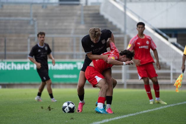 12.07.2026, xhfmx, Fussball Testspiel, FSV Frankfurt - RW Walldorf Phil Kemper (5, FSV Frankfurt) im Zweikampf (DFL DFB REGULATIONS PROHIBIT ANY USE OF PHOTOGRAPHS as IMAGE SEQUENCES and or QUASI-VIDEO) *** July 12, 2026, xhfmx, Soccer Friendly Match, FSV Frankfurt vs. RW Walldorf, Phil Kemper 5, FSV Frankfurt in a tackle. DFL and DFB regulations prohibit any use of photographs as image sequences and or quasi-video.