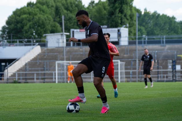 12.07.2026, xhfmx, Fussball Testspiel, FSV Frankfurt - RW Walldorf Emmanuel McDonald (9, FSV Frankfurt) (DFL DFB REGULATIONS PROHIBIT ANY USE OF PHOTOGRAPHS as IMAGE SEQUENCES and or QUASI-VIDEO) *** July 12, 2026, xhfmx, Soccer Friendly Match, FSV Frankfurt vs. RW Walldorf, Emmanuel McDonald 9, FSV Frankfurt. DFL and DFB regulations prohibit any use of photographs as image sequences and or quasi-video.