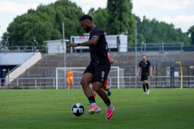 12.07.2026, xhfmx, Fussball Testspiel, FSV Frankfurt - RW Walldorf Emmanuel McDonald (9, FSV Frankfurt) (DFL DFB REGULATIONS PROHIBIT ANY USE OF PHOTOGRAPHS as IMAGE SEQUENCES and or QUASI-VIDEO) *** July 12, 2026, xhfmx, Soccer Friendly Match, FSV Frankfurt vs. RW Walldorf, Emmanuel McDonald 9, FSV Frankfurt. DFL and DFB regulations prohibit any use of photographs as image sequences and or quasi-video.