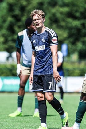 Fussball, 3.Liga Saison 2026 2027 Testspiel TOP Oss - MSV Duisburg 12.07.2026, De Kerkebos Torjubel MSV Duisburg nach dem Tor zum 1-0 durch Jakob Bookjans (MSV Duisburg, 7) die Spieler freuen sich Swolgen De Kerkebos Niederlande *** Sports, Soccer, 3rd Division, 2026–2027 Season, Friendly Match: TOP Oss vs. MSV Duisburg, July 12, 2026, De Kerkebos: MSV Duisburg celebrates after Jakob Bookjans scores the 1–0 goal for MSV Duisburg; 7 players celebrate in Swolgen, De Kerkebos, Netherlands