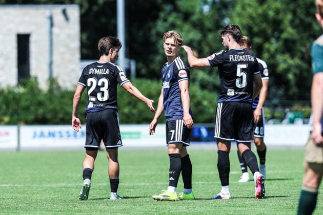 Fussball, 3.Liga Saison 2026 2027 Testspiel TOP Oss - MSV Duisburg 12.07.2026, De Kerkebos Torjubel MSV Duisburg nach dem Tor zum 1-0 durch Jakob Bookjans (MSV Duisburg, 7) die Spieler freuen sich Swolgen De Kerkebos Niederlande *** Sports, Soccer, 3rd Division, 2026–2027 Season, Friendly Match: TOP Oss vs. MSV Duisburg, July 12, 2026, De Kerkebos: MSV Duisburg celebrates after Jakob Bookjans scores the 1–0 goal for MSV Duisburg; 7 players celebrate in Swolgen, De Kerkebos, Netherlands