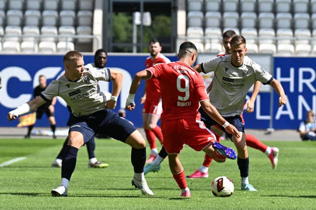 Fußball I Herren I Saison 2026-2027 I Freundschaftsspiel I FC Carl Zeiss Jena - 1. FC Union Berlin I 12.07.2026 Zweikampf Maxim Hessel (29, FC Carl Zeiss Jena), Livan Burcu (9, 1. FC Union Berlin), Dion Ajvazi (10, FC Carl Zeiss Jena) Jena Ernst-Abbe-Sportfeld, ad hoc Arena Thüringen Deutschland *** Soccer I Men s I 2026–2027 Season I Friendly Match I FC Carl Zeiss Jena vs. 1. FC Union Berlin I July 12, 2026 Tackle: Maxim Hessel (29), FC Carl Zeiss Jena, Livan Burcu (9), 1 FC Union Berlin, Dion Ajvazi 10, FC Carl Zeiss Jena, Ernst Abbe Sportfeld, ad hoc Arena, Thuringia, Germany Copyright: xLobeca InesxHähnelx