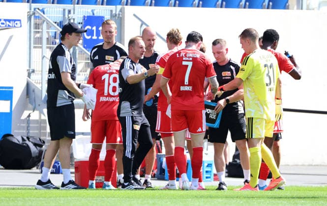 Trainer Mauro Lustrinelli redet mit Oliver Burke in der Trinkpause Fußball Fussball Testspiel Saison 2026 2027 12.07.2026 FC Carl Zeiss Jena vs.1.FC Union Berlin FCU DFL regulations prohibit any use of photographs as image sequences and or quasi-video. *** Coach Mauro Lustrinelli talks with Oliver Burke during a water break. Sports, Soccer, Friendly Match, 2026–2027 Season, December 7, 2026, FC Carl Zeiss Jena vs. 1. FC Union Berlin. FCU. DFL regulations prohibit any use of photographs as image sequences and or quasi-video.