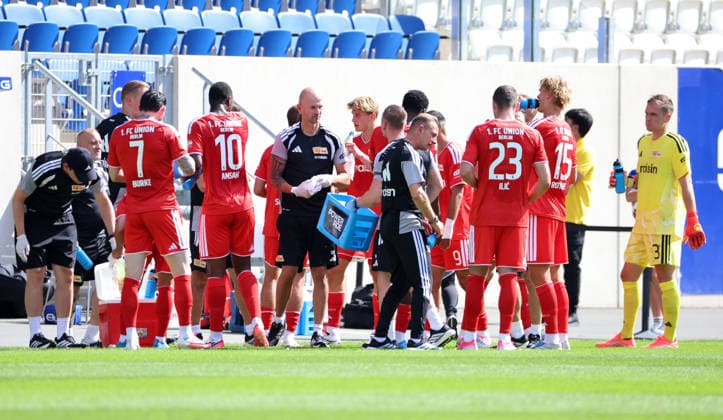 Trainer Mauro Lustrinelli redet mit Spielern in der Trinkpause Fußball Fussball Testspiel Saison 2026 2027 12.07.2026 FC Carl Zeiss Jena vs.1.FC Union Berlin FCU DFL regulations prohibit any use of photographs as image sequences and or quasi-video. *** Coach Mauro Lustrinelli talks with players during the water break. Sports, Soccer, Friendly Match, 2026–2027 Season, December 7, 2026, FC Carl Zeiss Jena vs. 1. FC Union Berlin. FCU. DFL regulations prohibit any use of photographs as image sequences and or quasi-video.