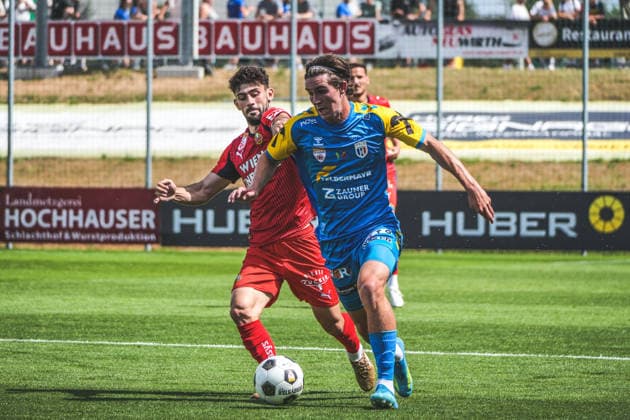 Testspiel - FC Hertha Wels vs. SK Rapid Wien - eww Stadion (Wels, Österreich): Nikolas Freund (FC Hertha Wels) mit Yusuf Demir (SK Rapid Wien) *** Friendly Match: FC Hertha Wels vs. SK Rapid Vienna at eww Stadium, Wels, Austria; Nikolas Freund (FC Hertha Wels) and Yusuf Demir (SK Rapid Vienna) Copyright: xLukasxBierederx