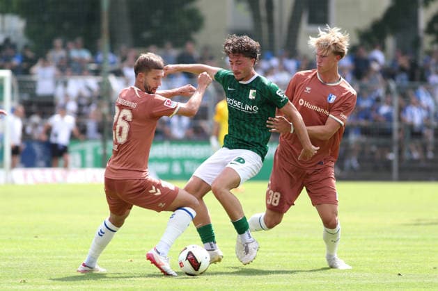 Testspiel: BSG Chemie Leipzig - 1. FC Magdeburg, 12.07.2026 Valon Aliji (14, Chemie Leipzig) zwischen Torben Müsel (26, 1. FC Magdeburg) und Luka Hyryläinen (38, 1. FC Magdeburg). Fußball, Saison-Vorbereitung 2026 2027, Testspiel: BSG Chemie Leipzig (Regionalliga Nordost) vs. 1. FC Magdeburg (2. Bundesliga) am 12.07.2026 im Alfred-Kunze-Sportpark, Leipzig Leutzsch. *** Friendly Match: BSG Chemie Leipzig vs. 1 FC Magdeburg, July 12, 2026—Valon Aliji (14), Chemie Leipzig; Torben Müsel (26), 1 FC Magdeburg; and Luka Hyryläinen (38), 1 FC Magdeburg soccer, 2026–2027 preseason, friendly match between BSG Chemie Leipzig (Regionalliga Nordost) and 1 FC Magdeburg (2. Bundesliga) on July 12, 2026, at Alfred Kunze Sportpark, Leipzig-Leutzsch Copyright: xBEAUTIFULxSPORTS JanxKaeferx