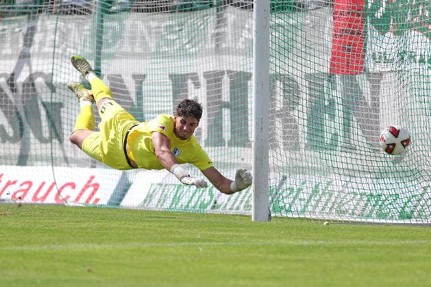 Testspiel: BSG Chemie Leipzig - 1. FC Magdeburg, 12.07.2026 Torwart Robert Kampa (40, 1. FC Magdeburg) fliegt, der Ball geht knapp neben das Tor. Fußball, Saison-Vorbereitung 2026 2027, Testspiel: BSG Chemie Leipzig (Regionalliga Nordost) vs. 1. FC Magdeburg (2. Bundesliga) am 12.07.2026 im Alfred-Kunze-Sportpark, Leipzig Leutzsch. *** Friendly Match: BSG Chemie Leipzig vs. 1. FC Magdeburg, July 12, 2026; Goalkeeper Robert Kampa (40); 1. FC Magdeburg takes a shot, the ball goes just wide of the goal; Soccer, 2026–2027 preseason, Friendly match: BSG Chemie Leipzig (Regionalliga Nordost) vs. 1 FC Magdeburg (2. Bundesliga) on July 12, 2026, at Alfred Kunze Sportpark, Leipzig-Leutzsch Copyright: xBEAUTIFULxSPORTS JanxKaeferx