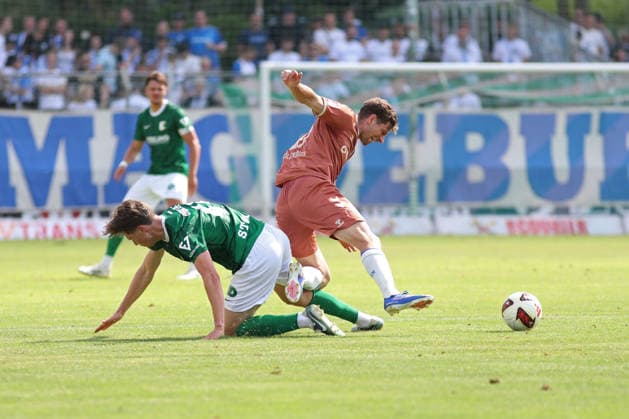 Testspiel: BSG Chemie Leipzig - 1. FC Magdeburg, 12.07.2026 Alexander Nollenberger (17, 1. FC Magdeburg) wird von Timon Näpfer (45, Chemie Leipzig) zu Fall gebracht. Fußball, Saison-Vorbereitung 2026 2027, Testspiel: BSG Chemie Leipzig (Regionalliga Nordost) vs. 1. FC Magdeburg (2. Bundesliga) am 12.07.2026 im Alfred-Kunze-Sportpark, Leipzig Leutzsch. *** Friendly Match: BSG Chemie Leipzig vs. 1. FC Magdeburg, July 12, 2026; Alexander Nollenberger (17) of 1. FC Magdeburg is brought down by Timon Näpfer (45) of Chemie Leipzig; Soccer, 2026–2027 Preseason, Friendly match: BSG Chemie Leipzig (Regionalliga Nordost) vs. 1 FC Magdeburg (2. Bundesliga) on July 12, 2026, at Alfred Kunze Sportpark, Leipzig-Leutzsch Copyright: xBEAUTIFULxSPORTS JanxKaeferx
