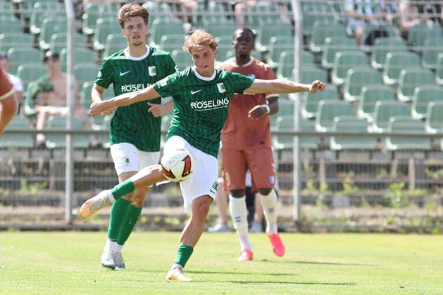 Testspiel: BSG Chemie Leipzig - 1. FC Magdeburg, 12.07.2026 Christoph Maier (10, Chemie Leipzig). Fußball, Saison-Vorbereitung 2026 2027, Testspiel: BSG Chemie Leipzig (Regionalliga Nordost) vs. 1. FC Magdeburg (2. Bundesliga) am 12.07.2026 im Alfred-Kunze-Sportpark, Leipzig Leutzsch. *** Friendly Match: BSG Chemie Leipzig vs. 1 FC Magdeburg, July 12, 2026; Christoph Maier 10, Chemie Leipzig Soccer, 2026–2027 Preseason, Friendly match: BSG Chemie Leipzig (Regionalliga Nordost) vs. 1 FC Magdeburg (2. Bundesliga) on July 12, 2026, at Alfred Kunze Sportpark, Leipzig-Leutzsch Copyright: xBEAUTIFULxSPORTS JanxKaeferx