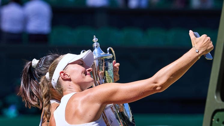 Sport Bilder des Tages July 12, 2026, London, London, Great Britain: Kristina Mladenovic of France, Hanyu Guo of China making selfies, presenting their trophies for the Doubles Champions during The Championships Wimbledon , 12.7.2026 in London (All England Lawn Tennis and Croquet Club), Great Britain Tennis 2026: Grand Slam: The Championships Wimbledon: 14th Day: Womens Doubles Final: GUA MLADENOVIC 6:3 7:5 DABROWSKI STEFANI  - ZUMAs343 20260712_zsp_s343_024 Copyright: xMathiasxSchulzx