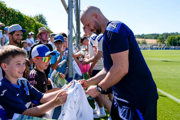 Christian Ilzer (Trainer, Cheftrainer, Hoffenheim) schreibt Autogramme für die Fans, Autogramm, Autogrammstunde, 12.07.2026, Zuzenhausen (Deutschland), Fussball, Bundesliga, Trainingsauftakt TSG 1899 Hoffenheim, DFB DFL REGULATIONS PROHIBIT ANY USE OF PHOTOGRAPHS AS IMAGE SEQUENCES AND OR QUASI-VIDEO. *** Christian Ilzer, Coach, Head Coach, Hoffenheim, signs autographs for fans; autograph, autograph session, July 12, 2026, Zuzenhausen, Germany, soccer, Bundesliga, start of training for TSG 1899 Hoffenheim, DFB and DFL regulations prohibit any use of photographs as image sequences and or quasi-video xozx