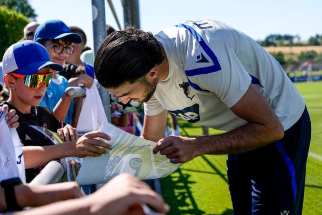 Leon Avdullahu (Hoffenheim, 7) schreibt Autogramme für die Fans, Autogramm, Autogrammstunde, 12.07.2026, Zuzenhausen (Deutschland), Fussball, Bundesliga, Trainingsauftakt TSG 1899 Hoffenheim, DFB DFL REGULATIONS PROHIBIT ANY USE OF PHOTOGRAPHS AS IMAGE SEQUENCES AND OR QUASI-VIDEO. *** Leon Avdullahu Hoffenheim, No. 7, signs autographs for fans, autograph, autograph session, July 12, 2026, Zuzenhausen, Germany, soccer, Bundesliga, start of training for TSG 1899 Hoffenheim, DFB and DFL regulations prohibit any use of photographs as image sequences and or quasi-video xozx