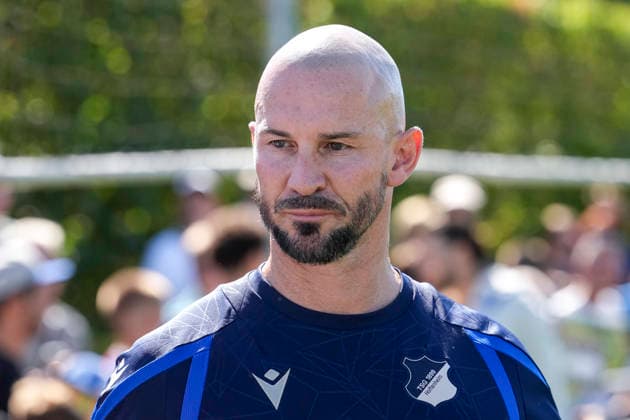 Christian Ilzer (Trainer, Cheftrainer, Hoffenheim), Einzelbild, Einzelfoto, Aktion, Action, 12.07.2026, Zuzenhausen (Deutschland), Fussball, Bundesliga, Trainingsauftakt TSG 1899 Hoffenheim, DFB DFL REGULATIONS PROHIBIT ANY USE OF PHOTOGRAPHS AS IMAGE SEQUENCES AND OR QUASI-VIDEO. *** Christian Ilzer, Coach, Head Coach, Hoffenheim, Single image, Single photo, Action, July 12, 2026, Zuzenhausen, Germany, soccer, Bundesliga, start of training for TSG 1899 Hoffenheim, DFB and DFL regulations prohibit any use of photographs as image sequences and or quasi-video xozx