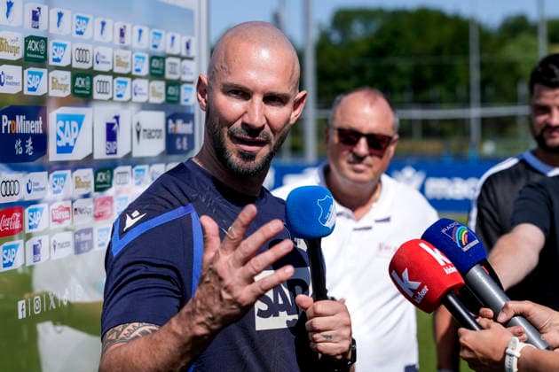 Christian Ilzer (Trainer, Cheftrainer, Hoffenheim), Einzelbild, Einzelfoto, Aktion, Action, mit Mikrofon beim Interview, TV, Fernsehen, 12.07.2026, Zuzenhausen (Deutschland), Fussball, Bundesliga, Trainingsauftakt TSG 1899 Hoffenheim, DFB DFL REGULATIONS PROHIBIT ANY USE OF PHOTOGRAPHS AS IMAGE SEQUENCES AND OR QUASI-VIDEO. *** Christian Ilzer, Coach, Head Coach, Hoffenheim, single image, single photo, action, being interviewed with a microphone, TV, television, July 12, 2026, Zuzenhausen, Germany, soccer, Bundesliga, start of training for TSG 1899 Hoffenheim, DFB and DFL regulations prohibit any use of photographs as image sequences and or quasi-video xozx