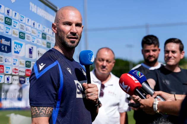 Christian Ilzer (Trainer, Cheftrainer, Hoffenheim), Einzelbild, Einzelfoto, Aktion, Action, mit Mikrofon beim Interview, TV, Fernsehen, 12.07.2026, Zuzenhausen (Deutschland), Fussball, Bundesliga, Trainingsauftakt TSG 1899 Hoffenheim, DFB DFL REGULATIONS PROHIBIT ANY USE OF PHOTOGRAPHS AS IMAGE SEQUENCES AND OR QUASI-VIDEO. *** Christian Ilzer, Coach, Head Coach, Hoffenheim, single image, single photo, action, being interviewed with a microphone, TV, television, July 12, 2026, Zuzenhausen, Germany, soccer, Bundesliga, start of training for TSG 1899 Hoffenheim, DFB and DFL regulations prohibit any use of photographs as image sequences and or quasi-video xozx