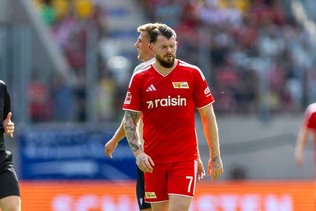 GER, Jena, Fussball, Testspiel, FC Carl-Zeiss Jena vs. 1. FC Union Berlin im Bild v.l.: Oliver Burke (1. FC Union Berlin 07), mit verzogener Miene nach Rueckstand zur Pause 12.07.2026, Ernst-Abbe Sportfeld Jena DFB REGULATIONS PROHIBIT ANY USE OF PHOTOGRAPHS AS IMAGE SEQUENCES AND OR QUASI-VIDEO, *** GER, Jena, Soccer, Friendly Match, FC Carl Zeiss Jena vs. 1. FC Union Berlin (pictured, from left): Oliver Burke (1. FC Union Berlin 07), looking grim after falling behind at halftime, July 12, 2026, Ernst Abbe Sportfeld, Jena. DFB regulations prohibit any use of photographs as image sequences and or quasi-video, Copyright: HMBxMedia PaulxFritz