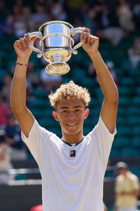 2026 Wimbledon, July 12, Boys™ Final LONDON, - JULY 12: Jordan Lee of United States with winner trophy after the 2026 Wimbledon, July 12, Mens Final at The all England club, Wimbledon on July 12, 2026 in London, GBR. London The all England club, Wimbledon GBR Copyright: xPeterxvanxdenxBerg ISIxPhotosx 9500