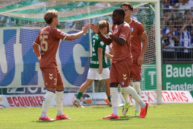 Deutschland: Freundschaftsspiel 2026 - 2027, BSG Chemie Leipzig - 1. FC Magdeburg, Alfred-Kunze Sportpark (Leipzig): Tor und Jubel von Moritz-Broni Kwarteng (1. FC Magdeburg, 10) zum 1:2 *** Germany Friendly Match 2026 2027, BSG Chemie Leipzig vs. 1 FC Magdeburg, Alfred Kunze Sportpark, Leipzig: Goal and celebration by Moritz Broni Kwarteng of 1 FC Magdeburg, 10–1 2 Copyright: xLucasxWalterx