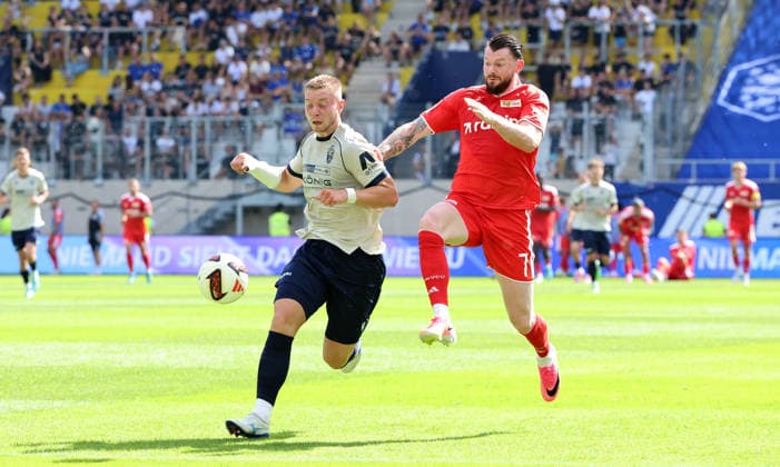 Maxim Hessel am Ball, Oliver Burke Zweikampf Spielszene Aktion Fußball Fussball Testspiel Saison 2026 2027 12.07.2026 FC Carl Zeiss Jena vs.1.FC Union Berlin FCU DFL regulations prohibit any use of photographs as image sequences and or quasi-video. *** Maxim Hessel with the ball, Oliver Burke in a tackle; game scene, action, sports, soccer, friendly match, 2026–2027 season, December 7, 2026, FC Carl Zeiss Jena vs. 1. FC Union Berlin; FCU; DFL regulations prohibit any use of photographs as image sequences and or quasi-video