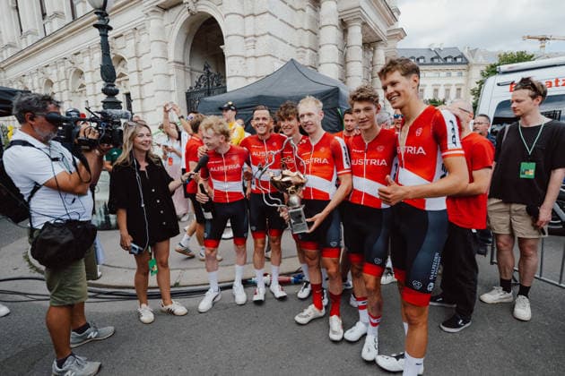 CYCLING - Tour of Austria 2026 LANGENLOIS,AUSTRIA,12.JUL.26 - CYCLING - Tour of Austria, stage 5, Langenlois - Wien. Image shows the rejoicing of team Austria.  GEPAxpictures xAlexanderxSolc