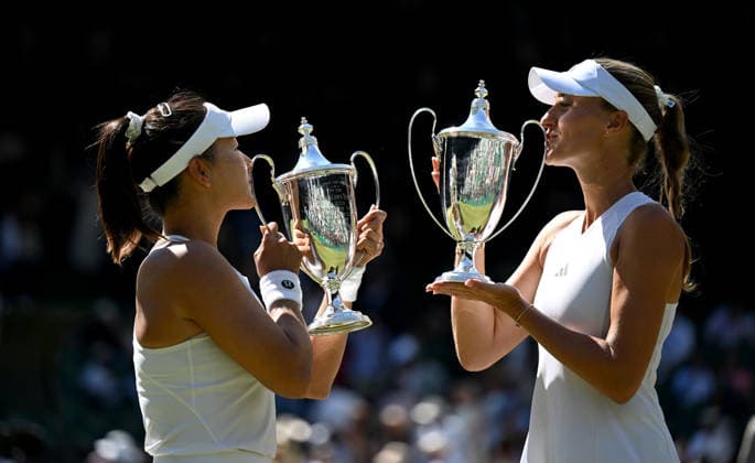 (260712) -- LONDON, July 12, 2026 -- Guo Hanyu (L) Kristina Mladenovic attend the awarding ceremony after winning the women s doubles final match between Guo Hanyu (China) Kristina Mladenovic (France) and Gabriela Dabrowski (Canada) Luisa Stefani (Brazil) at the Wimbledon Tennis Championships in London, Britain, on July 12, 2026. ) (SP)BRITAIN-LONDON-TENNIS-WIMBLEDON-WOMEN S DOULBES-FINAL LixYing 