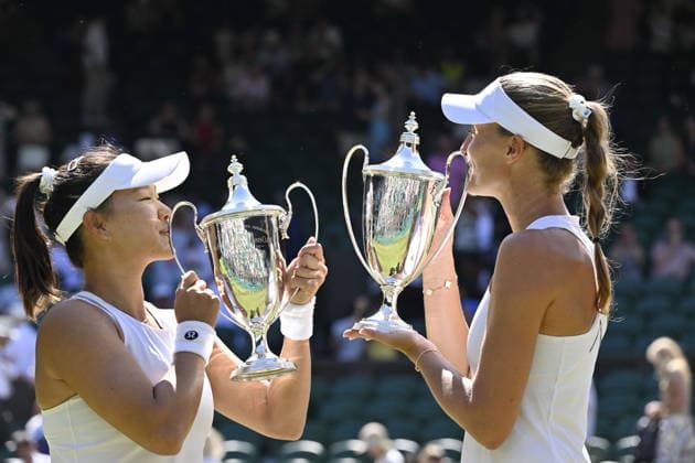 Tennis - Wimbledon 2026 - ITF - The Championships - 12 07 2026 - Tennis - Wimbledon 2026 - ITF - The Championships - 12 07 2026 - Kristina Mladenovic France et Guo Hanyu Chine rempordte le double dames . London  Copyright: xChryslenexCaillaud Psnewzx
