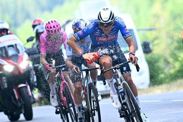 Sport Bilder des Tages Tour de France 2026 Stage 9 USSEL, FRANCE - JULY 12 : Van Der Poel Mathieu (NED) of Alpecin - Premier Tech during stage 9 of the 113rd edition of Tour de France an UCI World Tour 2.UWT cycling road race stage for Men Elite of 185 km with start in Malemort and finish in Ussel on July 12, 2026 in Ussel, France, 12 07 2026 ( Motordriver Kurt Vandenborre - Ussel France  Copyright: xTomasxSiskx