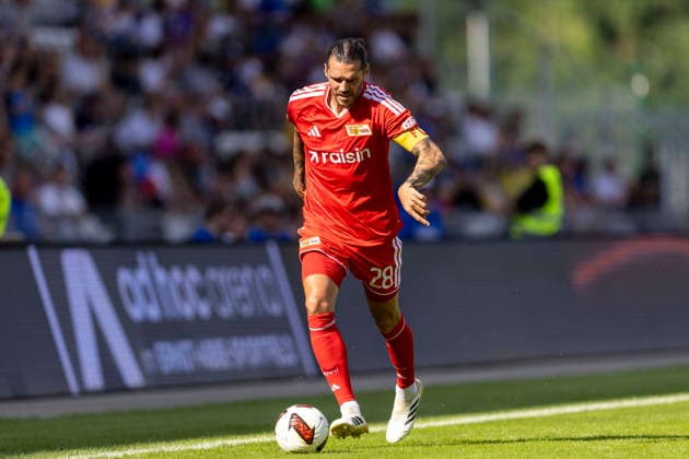 GER, Jena, Fussball, Testspiel, FC Carl-Zeiss Jena vs. 1. FC Union Berlin im Bild v.l.: Christopher Trimmel (1. FC Union Berlin 28), Aktion mit Ball 12.07.2026, Ernst-Abbe Sportfeld Jena DFB REGULATIONS PROHIBIT ANY USE OF PHOTOGRAPHS AS IMAGE SEQUENCES AND OR QUASI-VIDEO, *** GER, Jena, Soccer, Friendly Match, FC Carl Zeiss Jena vs. 1. FC Union Berlin (pictured, from left): Christopher Trimmel, 1. FC Union Berlin, 28, in action with the ball, July 12, 2026, Ernst Abbe Sportfeld, Jena. DFB regulations prohibit any use of photographs as image sequences and or quasi-video, Copyright: HMBxMedia PaulxFritz