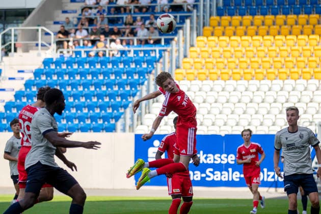 GER, Jena, Fussball, Testspiel, FC Carl-Zeiss Jena vs. 1. FC Union Berlin im Bild v.l.: Linus Guether (1. FC Union Berlin 49), Kopfball im Strafraum 12.07.2026, Ernst-Abbe Sportfeld Jena DFB REGULATIONS PROHIBIT ANY USE OF PHOTOGRAPHS AS IMAGE SEQUENCES AND OR QUASI-VIDEO, *** GER, Jena, Soccer, Friendly Match, FC Carl Zeiss Jena vs. 1. FC Union Berlin (pictured, from left: Linus Guether, 1. FC Union Berlin 49), header in the penalty area, July 12, 2026, Ernst Abbe Sportfeld, Jena. DFB regulations prohibit any use of photographs as image sequences and or quasi-video, Copyright: HMBxMedia PaulxFritz