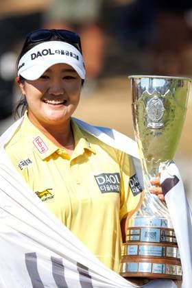 2026 THE ALMUNDI EVIAN CHAMPIONSHIP PHOTOPQR LE DAUPHINE Grégory YETCHMENIZA ; Évian-les-Bains ; 12 07 2026 ; Evian-les-Bains (Haute-Savoie), 11 juillet. 2026 THE ALMUNDI EVIAN CHAMPIONSHIP sur notre photo : Haeran Ryu, remporte le tournoidevant Henderson. Grégory Yetchmeniza Le Dauphiné Libéré Évian-les-Bains Haute-Savoie Rhône-Alpes France  Copyright: xPHOTOPQR LExDAUPHINE MAXPPPxGrégoryxYETCHMENIZAx 20260712JDL2526 20260712JDL2526