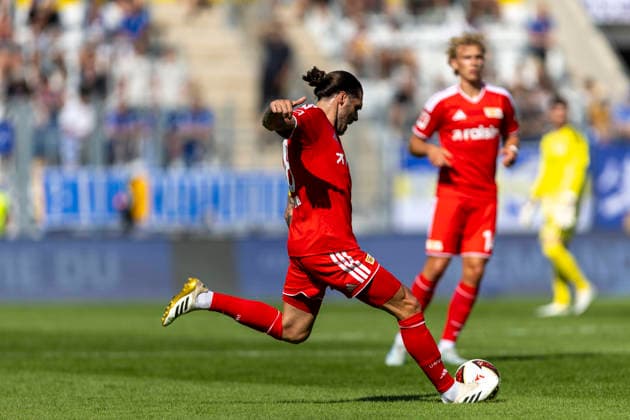 GER, Jena, Fussball, Testspiel, FC Carl-Zeiss Jena vs. 1. FC Union Berlin im Bild v.l.: Christopher Trimmel (1. FC Union Berlin 28), Aktion mit Ball 12.07.2026, Ernst-Abbe Sportfeld Jena DFB REGULATIONS PROHIBIT ANY USE OF PHOTOGRAPHS AS IMAGE SEQUENCES AND OR QUASI-VIDEO, *** GER, Jena, Soccer, Friendly Match, FC Carl Zeiss Jena vs. 1. FC Union Berlin (pictured, from left): Christopher Trimmel, 1. FC Union Berlin, 28, in action with the ball, July 12, 2026, Ernst Abbe Sportfeld, Jena. DFB regulations prohibit any use of photographs as image sequences and or quasi-video, Copyright: HMBxMedia PaulxFritz