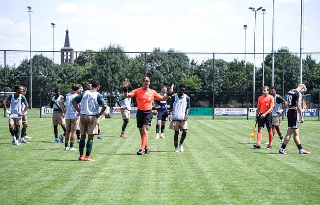 Fussball, 3.Liga Saison 2026 2027 Testspiel TOP Oss - MSV Duisburg 12.07.2026, De Kerkebos Der Schiedsrichter bricht die Partie etwa 15min vor dem eigentlichen Schluss ab und verlässt das Spielfeld Swolgen De Kerkebos Niederlande *** Sports, Soccer, 3rd Division, 2026–2027 Season, Friendly Match: TOP Oss vs. MSV Duisburg, July 12, 2026, De Kerkebos The referee calls off the match about 15 minutes before the scheduled end time and leaves the field Swolgen De Kerkebos Netherlands