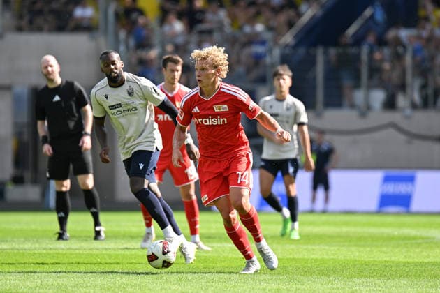 Fußball I Herren I Saison 2026-2027 I Freundschaftsspiel I FC Carl Zeiss Jena - 1. FC Union Berlin I 12.07.2026 Manasse Eshele (9, FC Carl Zeiss Jena), Leopold Querfeld (14, 1. FC Union Berlin) mit Ball Jena Ernst-Abbe-Sportfeld, ad hoc Arena Thüringen Deutschland *** Soccer I Men s I 2026–2027 Season I Friendly Match I FC Carl Zeiss Jena vs. 1. FC Union Berlin I July 12, 2026 Manasse Eshele 9, FC Carl Zeiss Jena, Leopold Querfeld 14, 1 FC Union Berlin with the ball at Jena’s Ernst Abbe Sportfeld, ad hoc Arena, Thuringia, Germany Copyright: xLobeca InesxHähnelx