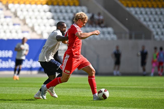 Fußball I Herren I Saison 2026-2027 I Freundschaftsspiel I FC Carl Zeiss Jena - 1. FC Union Berlin I 12.07.2026 Zweikampf Manasse Eshele (9, FC Carl Zeiss Jena) gehen Leopold Querfeld (14, 1. FC Union Berlin) Jena Ernst-Abbe-Sportfeld, ad hoc Arena Thüringen Deutschland *** Soccer I Men s I 2026–2027 Season I Friendly Match I FC Carl Zeiss Jena vs. 1. FC Union Berlin I July 12, 2026: Tackle by Manasse Eshele (9), FC Carl Zeiss Jena, on Leopold Querfeld (14), 1 FC Union Berlin at Ernst Abbe Sportfeld in Jena, ad hoc Arena, Thuringia, Germany Copyright: xLobeca InesxHähnelx