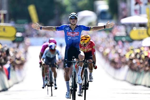 Tour de France 2026 Stage 9 USSEL, FRANCE - JULY 12 : Van Der Poel Mathieu (NED) of Alpecin - Premier Tech wins the sprint , second place for Johannessen Tobias Halland (NOR) of Uno-X Mobility, third place for Pidcock Tom (GBR) of Pinarello - Q36.5 Pro Cycling Team during stage 9 of the 113rd edition of Tour de France an UCI World Tour 2.UWT cycling road race stage for Men Elite of 185 km with start in Malemort and finish in Ussel on July 12, 2026 in Ussel, France, 12 07 2026 ( Motordriver Kurt Vandenborre - Ussel France  Copyright: xPeterxDexVoechtx