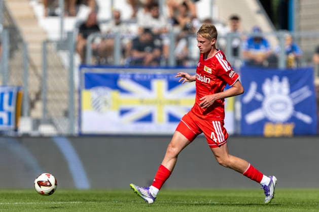 GER, Jena, Fussball, Testspiel, FC Carl-Zeiss Jena vs. 1. FC Union Berlin im Bild v.l.: Zeno van den Bosch ( Union Berlin 04), Aktion mit Ball 12.07.2026, Ernst-Abbe Sportfeld Jena DFB REGULATIONS PROHIBIT ANY USE OF PHOTOGRAPHS AS IMAGE SEQUENCES AND OR QUASI-VIDEO, *** GER, Jena, Soccer, Friendly Match, FC Carl Zeiss Jena vs. 1. FC Union Berlin; pictured from left: Zeno van den Bosch (Union Berlin 04), in action with the ball, July 12, 2026, Ernst Abbe Sportfeld, Jena. DFB regulations prohibit any use of photographs as image sequences and or quasi-video, Copyright: HMBxMedia PaulxFritz