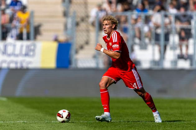 GER, Jena, Fussball, Testspiel, FC Carl-Zeiss Jena vs. 1. FC Union Berlin im Bild v.l.: Leopold Querfeld (1. FC Union Berlin 14), Aktion mit Ball 12.07.2026, Ernst-Abbe Sportfeld Jena DFB REGULATIONS PROHIBIT ANY USE OF PHOTOGRAPHS AS IMAGE SEQUENCES AND OR QUASI-VIDEO, *** GER, Jena, Soccer, Friendly Match, FC Carl Zeiss Jena vs. 1. FC Union Berlin (pictured, from left): Leopold Querfeld (1. FC Union Berlin, No. 14), in action with the ball, July 12, 2026, Ernst Abbe Sportfeld, Jena. DFB regulations prohibit any use of photographs as image sequences and or quasi-video, Copyright: HMBxMedia PaulxFritz