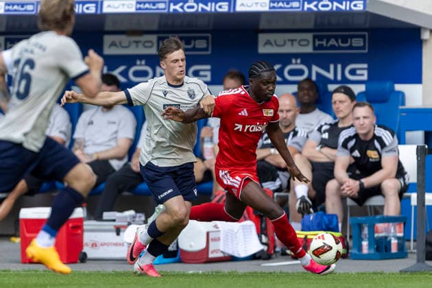 GER, Jena, Fussball, Testspiel, FC Carl-Zeiss Jena vs. 1. FC Union Berlin im Bild v.l.: Michael Etobe (Union Berlin 40), Zweikampf 12.07.2026, Ernst-Abbe Sportfeld Jena DFB REGULATIONS PROHIBIT ANY USE OF PHOTOGRAPHS AS IMAGE SEQUENCES AND OR QUASI-VIDEO, *** GER, Jena, Soccer, Friendly Match, FC Carl Zeiss Jena vs. 1. FC Union Berlin (pictured, from left: Michael Etobe, Union Berlin, 40), Tackle, July 12, 2026, Ernst Abbe Sportfeld, Jena. DFB regulations prohibit any use of photographs as image sequences and or quasi-video, Copyright: HMBxMedia PaulxFritz