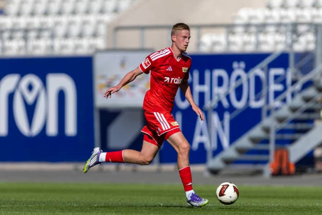 GER, Jena, Fussball, Testspiel, FC Carl-Zeiss Jena vs. 1. FC Union Berlin im Bild v.l.: Zeno Van den Bosch (Union Berlin 04), Aktion mit Ball 12.07.2026, Ernst-Abbe Sportfeld Jena DFB REGULATIONS PROHIBIT ANY USE OF PHOTOGRAPHS AS IMAGE SEQUENCES AND OR QUASI-VIDEO, *** GER, Jena, Soccer, Friendly Match, FC Carl Zeiss Jena vs. 1. FC Union Berlin; pictured from left: Zeno Van den Bosch (Union Berlin 04), in action with the ball, July 12, 2026, Ernst Abbe Sportfeld, Jena. DFB regulations prohibit any use of photographs as image sequences and or quasi-video, Copyright: HMBxMedia PaulxFritz