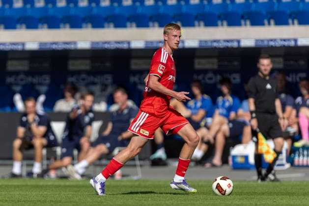 GER, Jena, Fussball, Testspiel, FC Carl-Zeiss Jena vs. 1. FC Union Berlin im Bild v.l.: Zeno Van den Bosch (Union Berlin 04), Aktion mit Ball 12.07.2026, Ernst-Abbe Sportfeld Jena DFB REGULATIONS PROHIBIT ANY USE OF PHOTOGRAPHS AS IMAGE SEQUENCES AND OR QUASI-VIDEO, *** GER, Jena, Soccer, Friendly Match, FC Carl Zeiss Jena vs. 1. FC Union Berlin; pictured from left: Zeno Van den Bosch (Union Berlin 04), in action with the ball, July 12, 2026, Ernst Abbe Sportfeld, Jena. DFB regulations prohibit any use of photographs as image sequences and or quasi-video, Copyright: HMBxMedia PaulxFritz