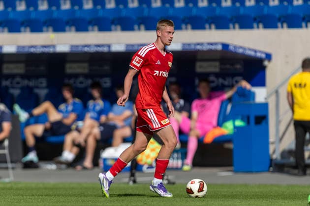 GER, Jena, Fussball, Testspiel, FC Carl-Zeiss Jena vs. 1. FC Union Berlin im Bild v.l.: Zeno Van den Bosch (Union Berlin 04), Aktion mit Ball 12.07.2026, Ernst-Abbe Sportfeld Jena DFB REGULATIONS PROHIBIT ANY USE OF PHOTOGRAPHS AS IMAGE SEQUENCES AND OR QUASI-VIDEO, *** GER, Jena, Soccer, Friendly Match, FC Carl Zeiss Jena vs. 1. FC Union Berlin; pictured from left: Zeno Van den Bosch (Union Berlin 04), in action with the ball, July 12, 2026, Ernst Abbe Sportfeld, Jena. DFB regulations prohibit any use of photographs as image sequences and or quasi-video, Copyright: HMBxMedia PaulxFritz