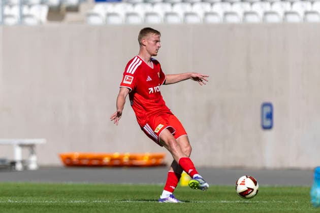 GER, Jena, Fussball, Testspiel, FC Carl-Zeiss Jena vs. 1. FC Union Berlin im Bild v.l.: Zeno Van den Bosch (Union Berlin 04), Aktion mit Ball 12.07.2026, Ernst-Abbe Sportfeld Jena DFB REGULATIONS PROHIBIT ANY USE OF PHOTOGRAPHS AS IMAGE SEQUENCES AND OR QUASI-VIDEO, *** GER, Jena, Soccer, Friendly Match, FC Carl Zeiss Jena vs. 1. FC Union Berlin; pictured from left: Zeno Van den Bosch, Union Berlin 04, in action with the ball, July 12, 2026, Ernst Abbe Sportfeld, Jena. DFB regulations prohibit any use of photographs as image sequences and or quasi-video, Copyright: HMBxMedia PaulxFritz