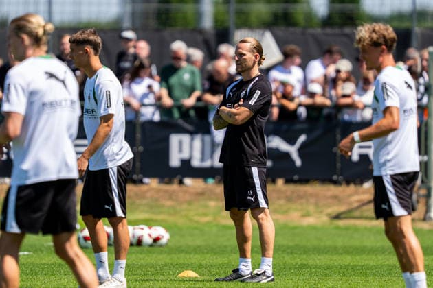 Eugen Polanski (Chef-Trainer, Borussia Moenchengladbach) beobachtet das Training seiner Mannschaft Trainingsauftakt VfL Borussia Moenchengladbach, Fussball, 1. Bundesliga, Saison 2026 2027, 12.07.2026 DFL REGULATIONS PROHIBIT ANY USE OF PHOTOGRAPHS AS IMAGE SEQUENCES AND OR QUASI-VIDEO Trainingsauftakt VfL Borussia Moenchengladbach, Fussball, 1. Bundesliga, Saison 2026 2027, 12.07.2026 Moenchengladbach *** Eugen Polanski, Head Coach of Borussia Mönchengladbach, watches his team’s training session. Start of training for VfL Borussia Mönchengladbach, soccer, Bundesliga 1, 2026–2027 season, July 12, 2026 DFL regulations prohibit any use of photographs as image sequences and or quasi-video. Start of training for VfL Borussia Mönchengladbach, soccer, Bundesliga 1, 2026–2027 season, July 12, 2026, Mönchengladbach Copyright: xEibner-Pressefoto J.xDerondeaux EP_JDU