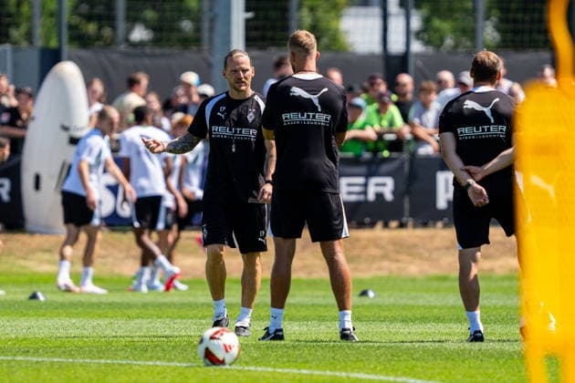 Eugen Polanski (Chef-Trainer, Borussia Moenchengladbach) im Austausch mit seinen Kollegen Trainingsauftakt VfL Borussia Moenchengladbach, Fussball, 1. Bundesliga, Saison 2026 2027, 12.07.2026 DFL REGULATIONS PROHIBIT ANY USE OF PHOTOGRAPHS AS IMAGE SEQUENCES AND OR QUASI-VIDEO Trainingsauftakt VfL Borussia Moenchengladbach, Fussball, 1. Bundesliga, Saison 2026 2027, 12.07.2026 Moenchengladbach *** Eugen Polanski, Head Coach of Borussia Mönchengladbach, speaking with his colleagues at the start of training for VfL Borussia Mönchengladbach, soccer, Bundesliga 1, 2026–2027 season, July 12, 2026 DFL regulations prohibit any use of photographs as image sequences and or quasi-video. Start of training camp for VfL Borussia Mönchengladbach, soccer, Bundesliga 1, 2026–2027 season, July 12, 2026, Mönchengladbach Copyright: xEibner-Pressefoto J.xDerondeaux EP_JDU
