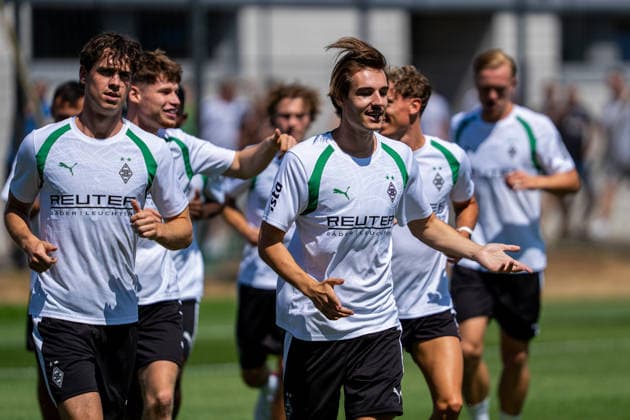 Florian Neuhaus (Borussia Moenchengladbach, 10) und Philipp Sander (Borussia Moenchengladbach, 16) Trainingsauftakt VfL Borussia Moenchengladbach, Fussball, 1. Bundesliga, Saison 2026 2027, 12.07.2026 DFL REGULATIONS PROHIBIT ANY USE OF PHOTOGRAPHS AS IMAGE SEQUENCES AND OR QUASI-VIDEO Trainingsauftakt VfL Borussia Moenchengladbach, Fussball, 1. Bundesliga, Saison 2026 2027, 12.07.2026 Moenchengladbach *** Florian Neuhaus, Borussia Mönchengladbach, 10, and Philipp Sander, Borussia Mönchengladbach, 16; Start of training for VfL Borussia Mönchengladbach; Soccer; Bundesliga 1; 2026–2027 season; July 12, 2026 DFL regulations prohibit any use of photographs as image sequences and or quasi-video Start of training for VfL Borussia Mönchengladbach, soccer, Bundesliga 1, 2026–2027 season, July 12, 2026, Mönchengladbach Copyright: xEibner-Pressefoto J.xDerondeaux EP_JDU