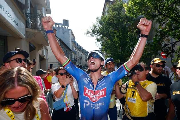 Tour de France 2026 Stage 9 USSEL, FRANCE - JULY 12 : Van Der Poel Mathieu (NED) of Alpecin - Premier Tech celebrates the victory after stage 9 of the 113rd edition of Tour de France an UCI World Tour 2.UWT cycling road race stage for Men Elite of 185 km with start in Malemort and finish in Ussel on July 12, 2026 in Ussel, France, 12 07 2026 ( Motordriver Kurt Vandenborre - Ussel France  Copyright: xLucaxBettinix