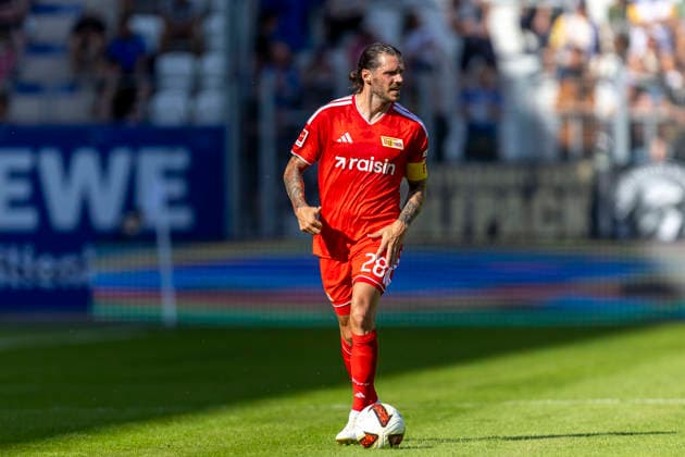 GER, Jena, Fussball, Testspiel, FC Carl-Zeiss Jena vs. 1. FC Union Berlin im Bild v.l.: Christopher Trimmel (1. FC Union Berlin 28), Aktion mit Ball 12.07.2026, Ernst-Abbe Sportfeld Jena DFB REGULATIONS PROHIBIT ANY USE OF PHOTOGRAPHS AS IMAGE SEQUENCES AND OR QUASI-VIDEO, *** GER, Jena, Soccer, Friendly Match, FC Carl Zeiss Jena vs. 1. FC Union Berlin (pictured, from left): Christopher Trimmel, 1. FC Union Berlin, 28, in action with the ball, July 12, 2026, Ernst Abbe Sportfeld, Jena. DFB regulations prohibit any use of photographs as image sequences and or quasi-video, Copyright: HMBxMedia PaulxFritz